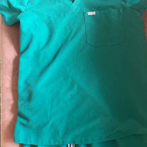 Figs Catarina one pocket scrub top and Livingston basic scrub pant set! - Picture 2 of 3